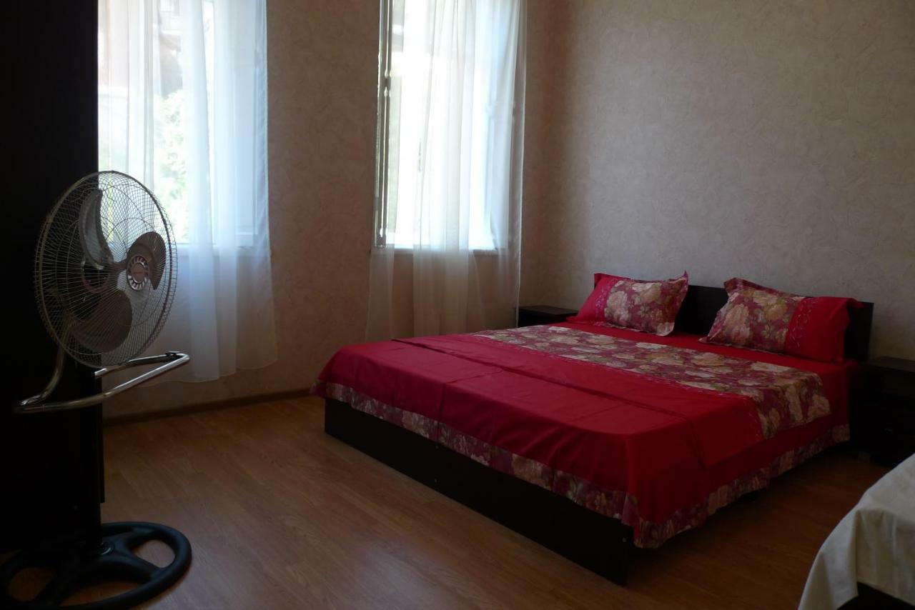 Old Town Guesthouse Sukhumi Exterior photo