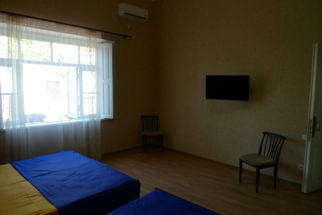 Old Town Guesthouse Sukhumi Exterior photo